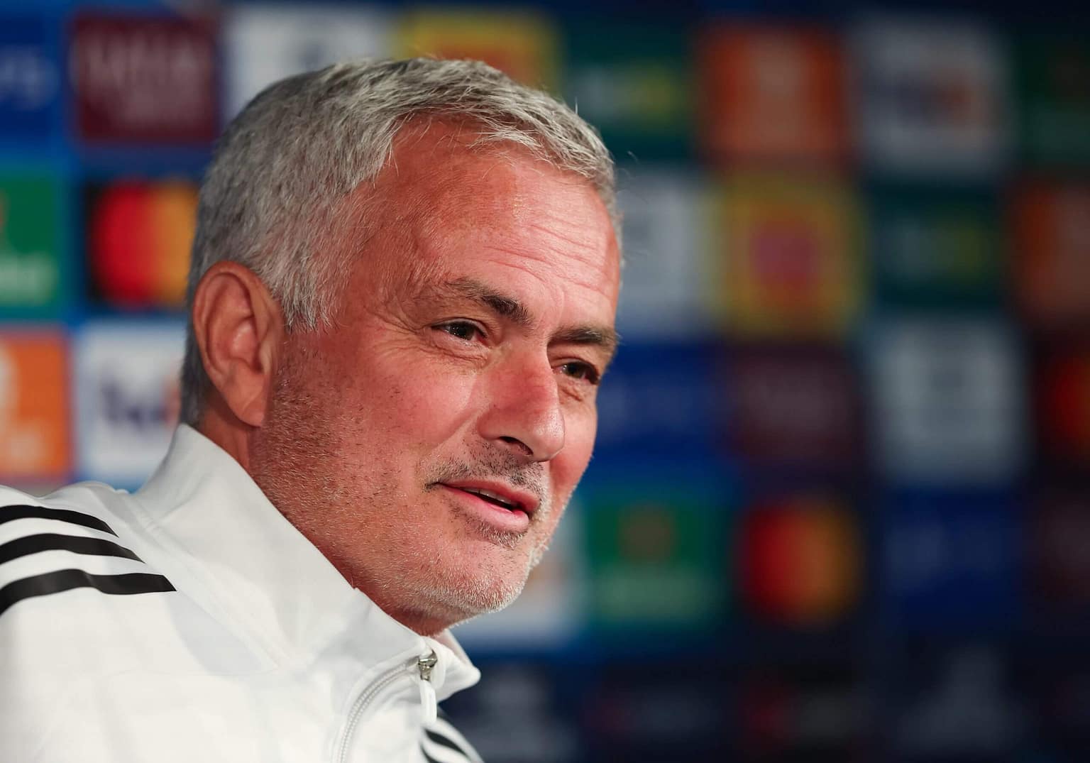 Mourinho, i frymëzuar nga Sir Bobby, shpreh dashurinë për Newcastle: “Historia dhe pasioni”