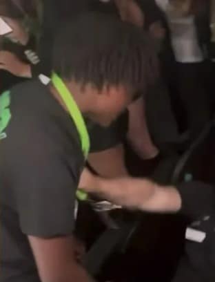 Pamje tronditëse: 14‑vjeçari sulmon punonjësin e sallës pasi i kërkohet të ulet në vendin e tij në koncertin e NBA YoungBoy