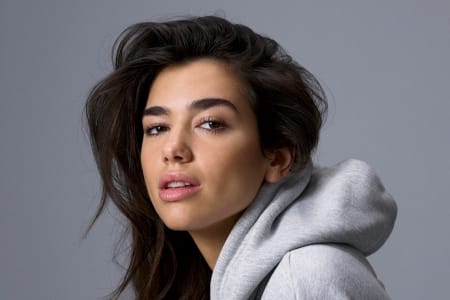 Incident gjatë turneut në SHBA, Dua Lipa merr ‘dritën jeshile’ pas kontrollit mjekësor; ndahet nga agjenti