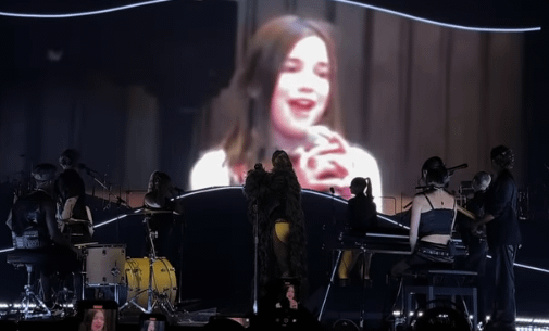 Dua Lipa Rikujton Fëmijërinë në Koncertin e saj në New York