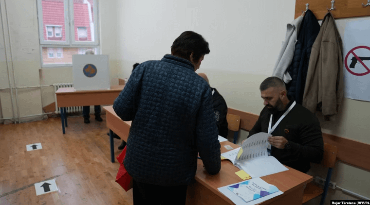 Mitrovicë e Veriut: U hapën vendvotimet në Shkollën Teknike, votuesit e parë u paraqitën