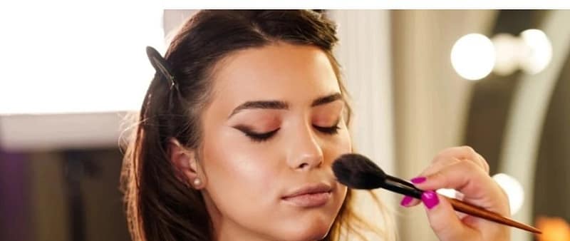 Grimi i vjeshtës 2025: grunge i rafinuar, lëkurë natyrale dhe buzë të thella