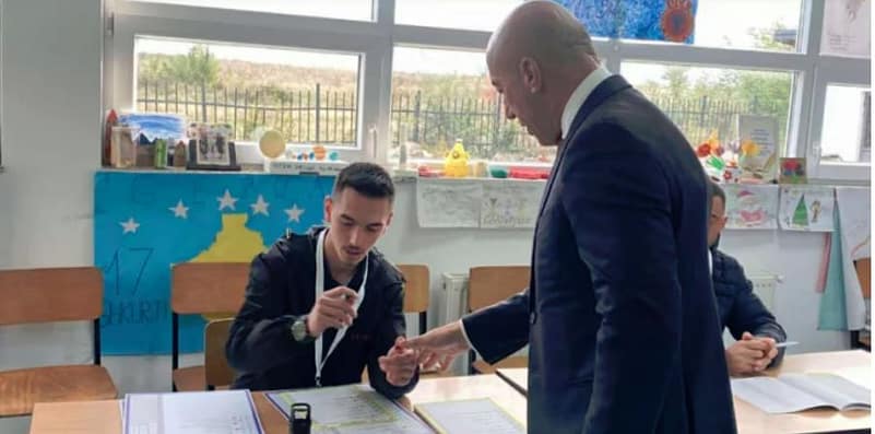 Haradinaj voton në Deçan: “Ndjenjë e mirë me votu në vendlindje”