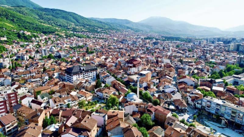 Nënë dhe vajzë të mitur të therura në Prizren, në gjendje të rëndë; i dyshuari arrestohet