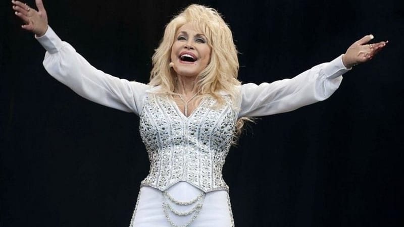 Dolly Parton: “Nuk kam vdekur ende” — këngëtarja mohon thashethemet dhe sqaron anulimet