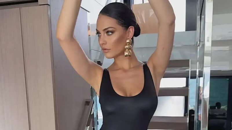 Gresa Hoti Shkëlqen në Jaht Luksoz: Icona e Modës Mrekullon në Foto të Reja