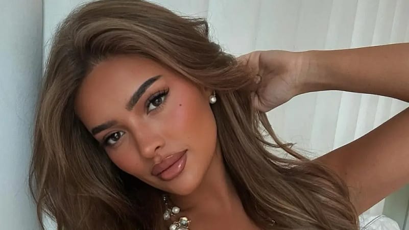 Steph Symonds magjeps me elegancë në paraqitjen e fundit brenda makinës