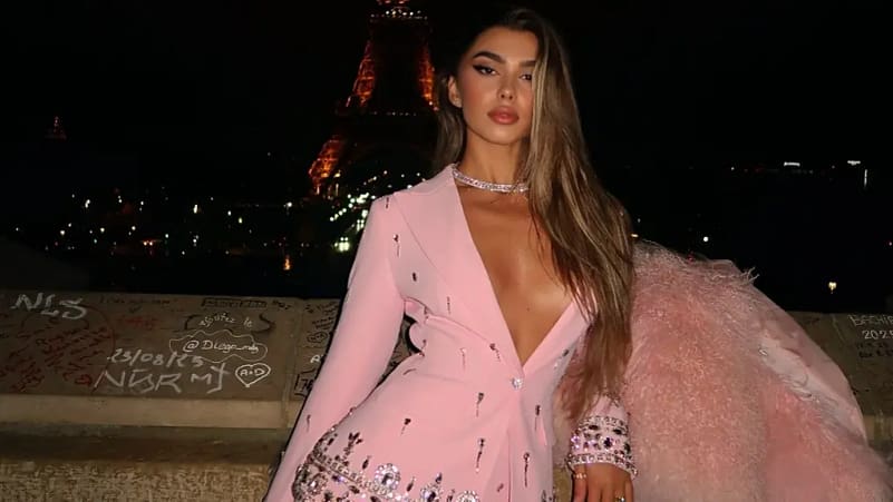 Françeska Rustem provokon në Paris me fustan rozë të shkurtër