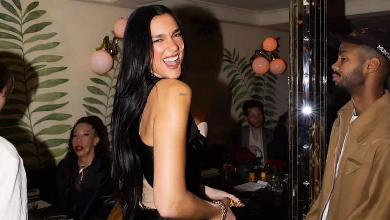 Dua Lipa sfidon modën me bluzën e saj transparente në turneun ‘Radical Optimism’