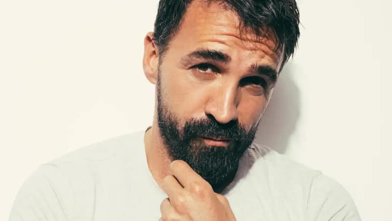 Blerim Destani i vendos “kurorën” Ilir Shaqirit: Nderim për mbretin e muzikës shqiptare