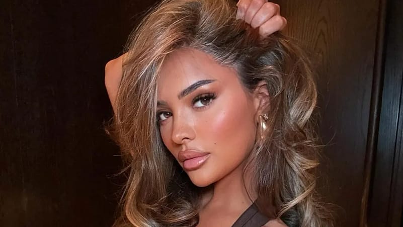 Steph Symonds mahnit ndjekësit në Instagram me një fustan të ngushtë dhe stil të veçantë