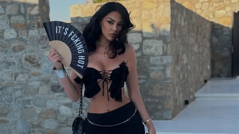 Belinda Dragoti ndez rrjetin me fustanin e zi transparent në bregdet