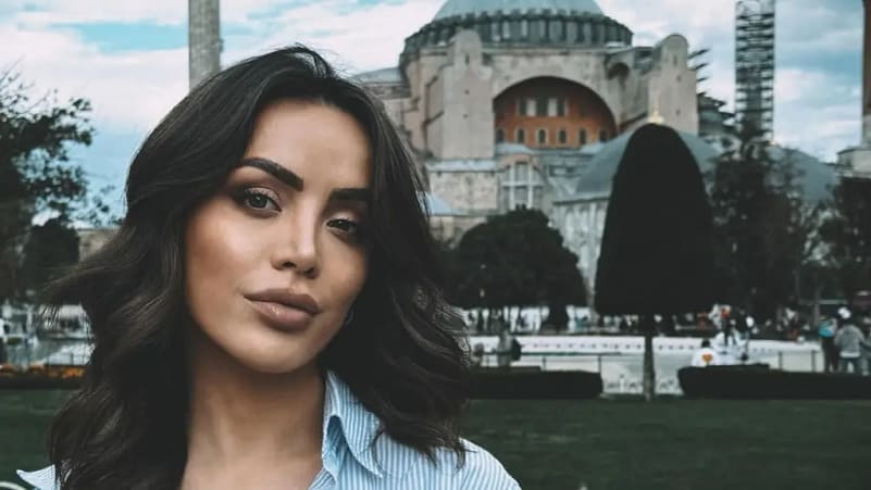 Zana Avdiu mahnit në Instagram me foto nga rrugët e Stambollit