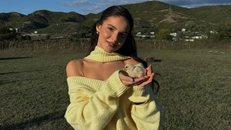 Rizarta Hoxha shfaqet natyrale në kopshtin e ëndrrave, frymëzon ndjekësit