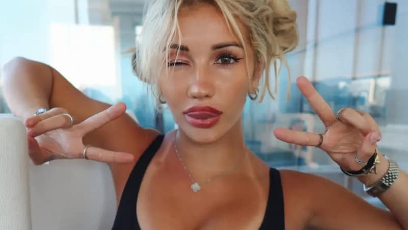 Breckie Hill provokon me bikini të gjelbër në një selfie para pasqyrës