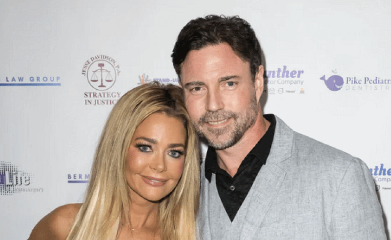 Denise Richards dëshmon kundër Aaron Phypers: akuza për dhunë, kërcënime dhe publikimin e fotove nudo