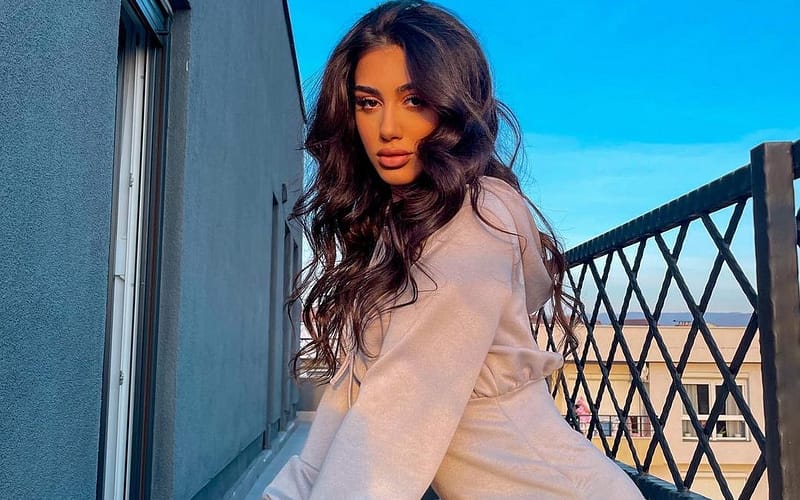 Melinda Ademi merr propozim romantik për martesë në bregdet