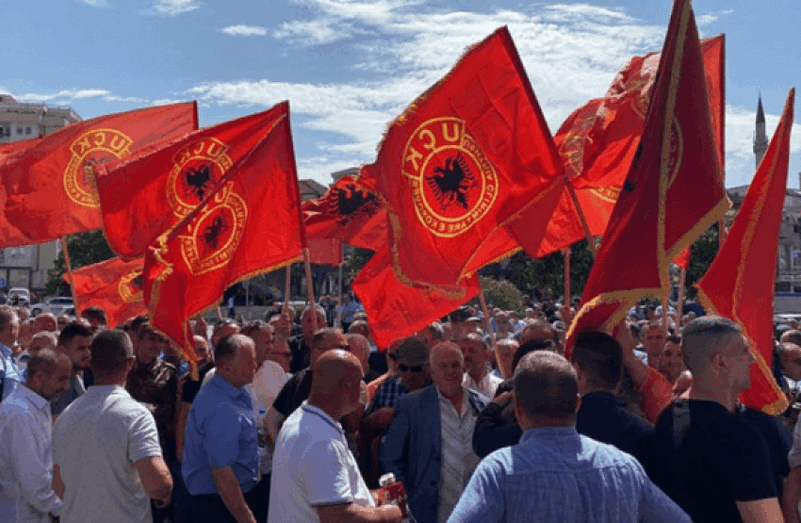Protestë e madhe në sheshin Skënderbej për drejtësi ndaj ish-krerëve të UÇK-së