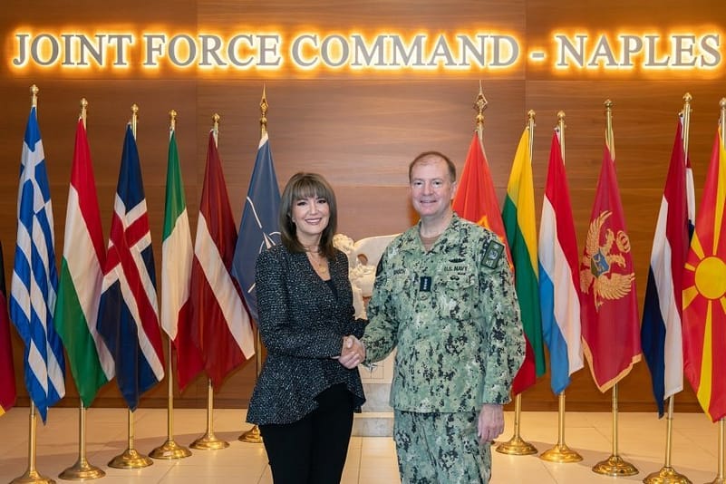 Jahjaga viziton komandën më të madhe të NATO‑s, thekson rolin e Kosovës dhe KFOR‑it