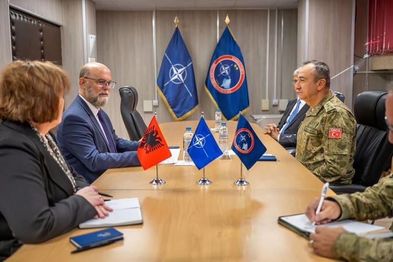 Komandanti i KFOR-it pret ambasadorin e Shqipërisë; theksohet angazhimi për sigurinë në Kosovë