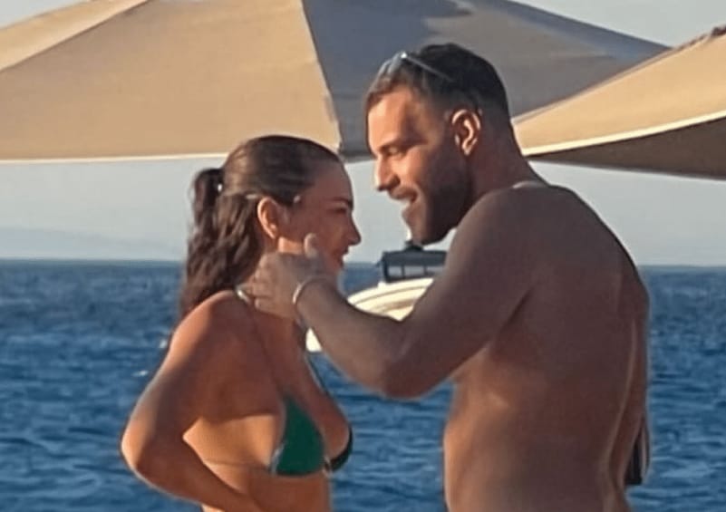 Sara Hoxha dhe Erik Fullani shfaqen së bashku në plazhin Rozë, të qeshur dhe të relaksuar