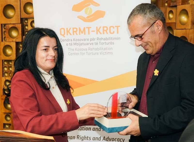 Guximi për të thyer heshtjen: rrëfimet e Vasfijes dhe Ramadanit, dhe puna e QKRMT-së