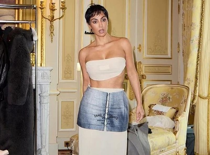 Kim Kardashian rikthehet në Paris me një look të ri; ndjekësit e krahasojnë me Bianca Censori