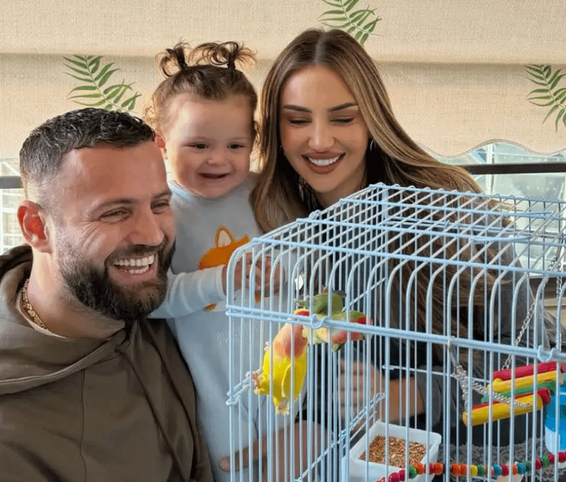 Kiara prezanton papagajt Lulu dhe Luki: moment i ëmbël familjar me Luizin dhe Lunën