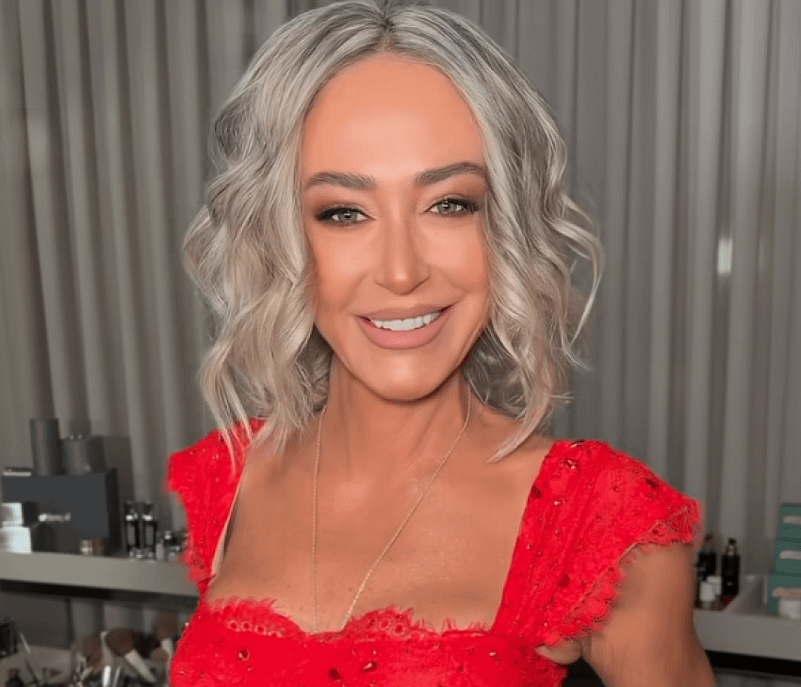 Anita Haradinaj shfaqet me flokë gri, largohet nga biondja pas shumë vitesh