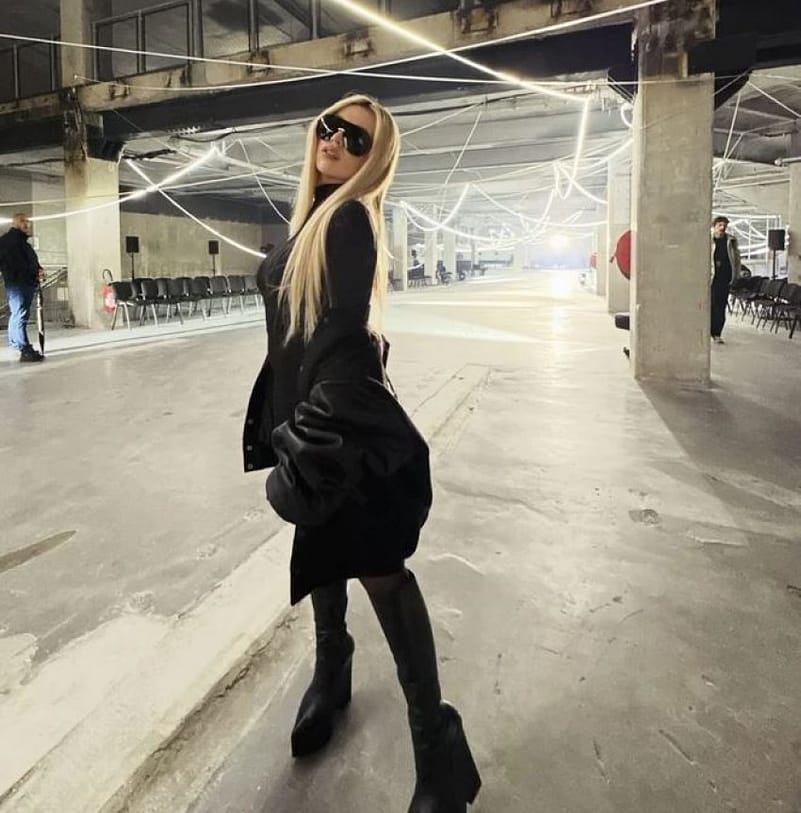 Ava Max shkëlqen në Javën e Modës në Paris, pozon krah Heidi Klum